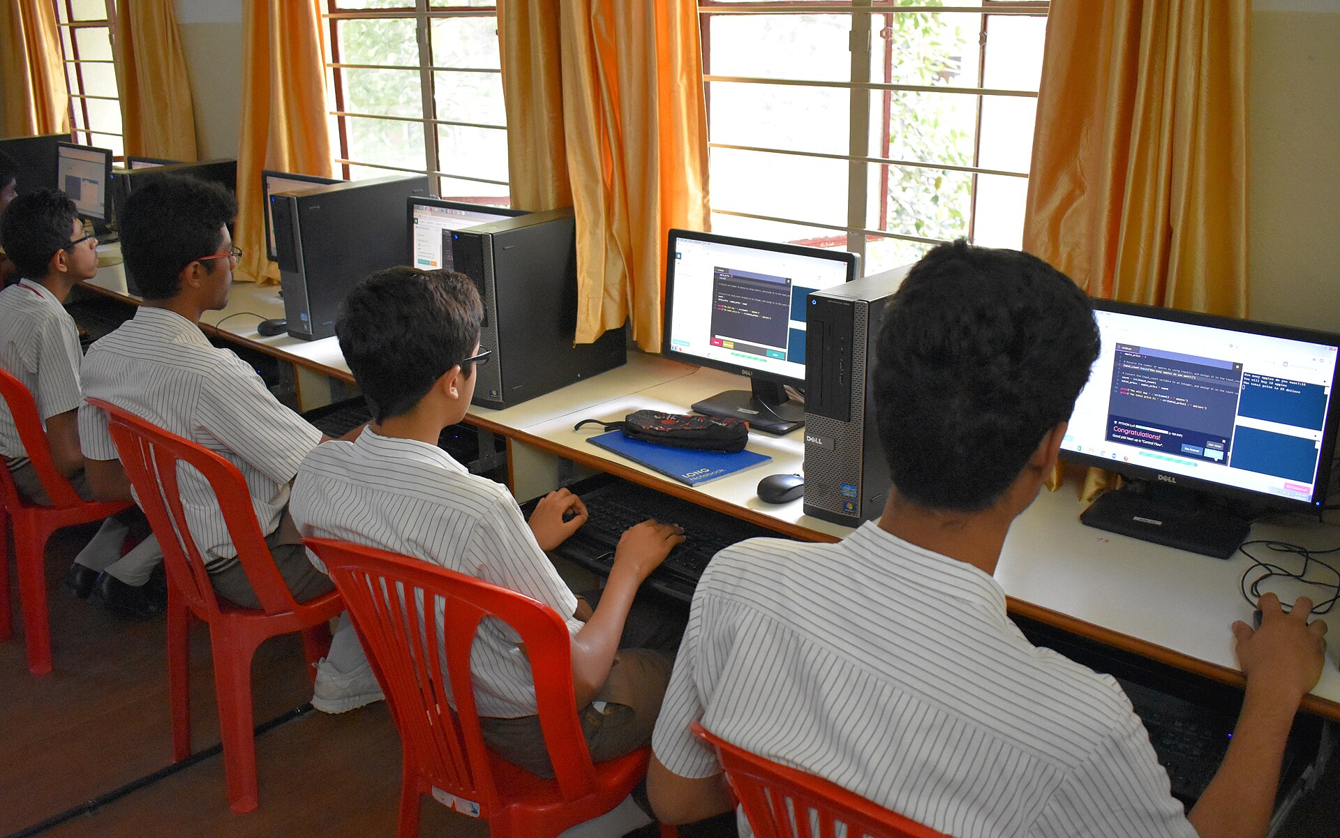 Aspirants engaged in analytical practice and digital learning lab